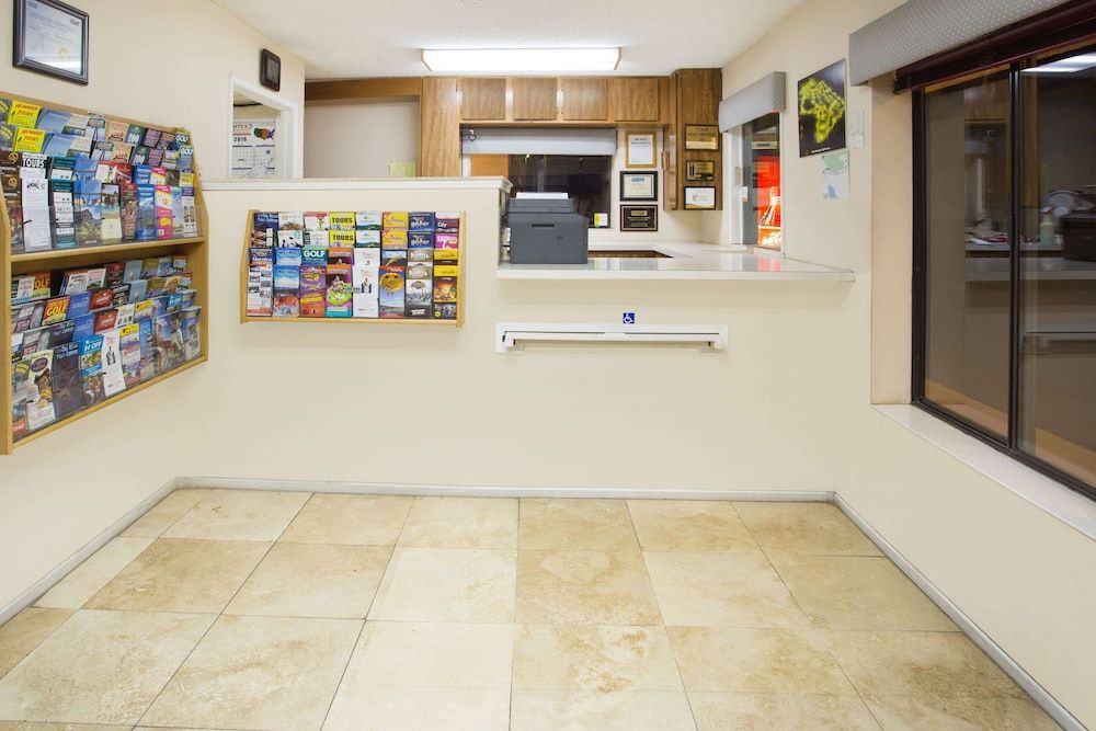 Travelodge by Wyndham Indio 2