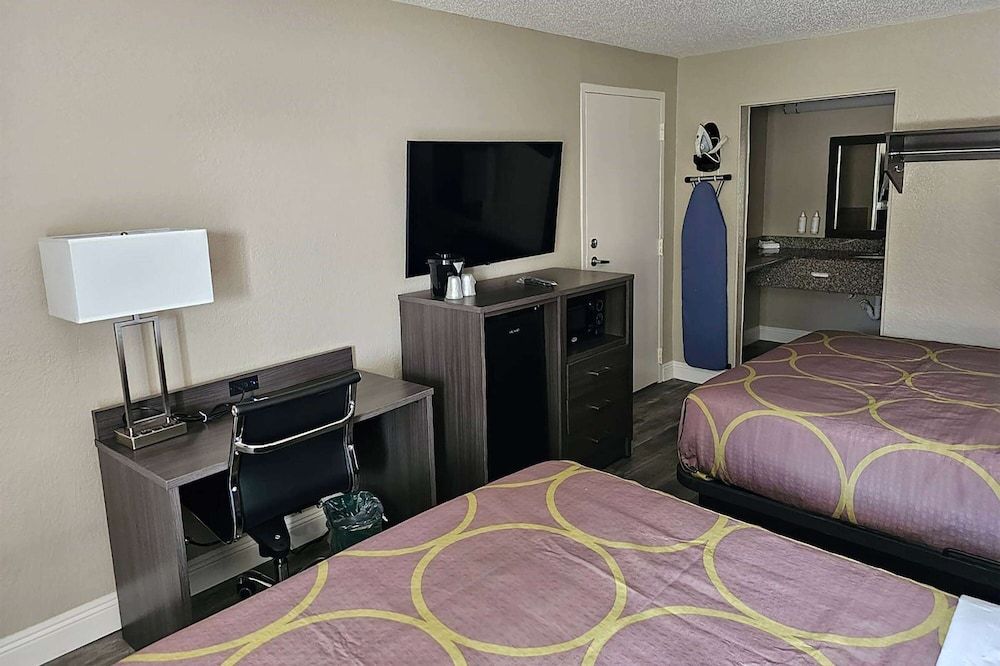 Super 8 by Wyndham Metairie 3