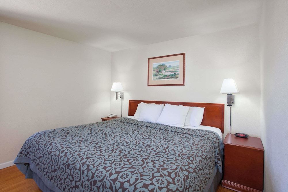 Days Inn by Wyndham Orange Anaheim 3