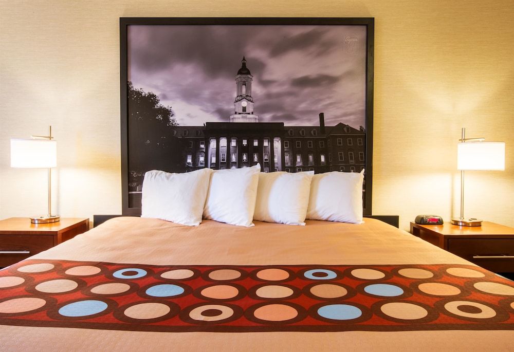 Super 8 by Wyndham State College 3