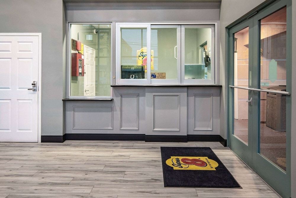 Super 8 by Wyndham North Hollywood 2