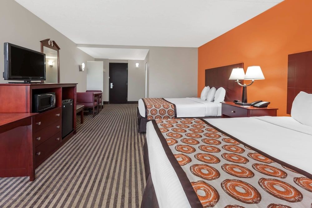 Howard Johnson by Wyndham Arlington Ballpark / Six Flags 3