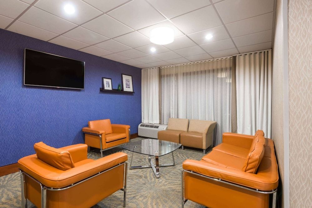 Wingate by Wyndham Springfield 3