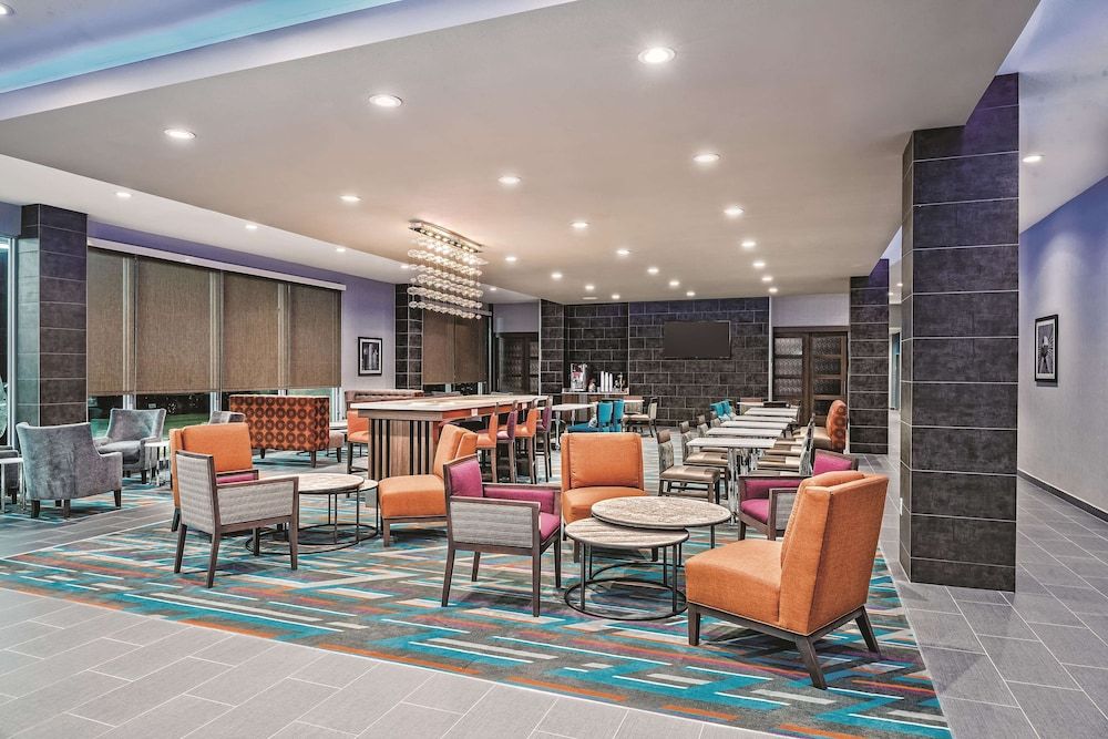 La Quinta Inn & Suites by Wyndham Dallas Grand Prairie North 2