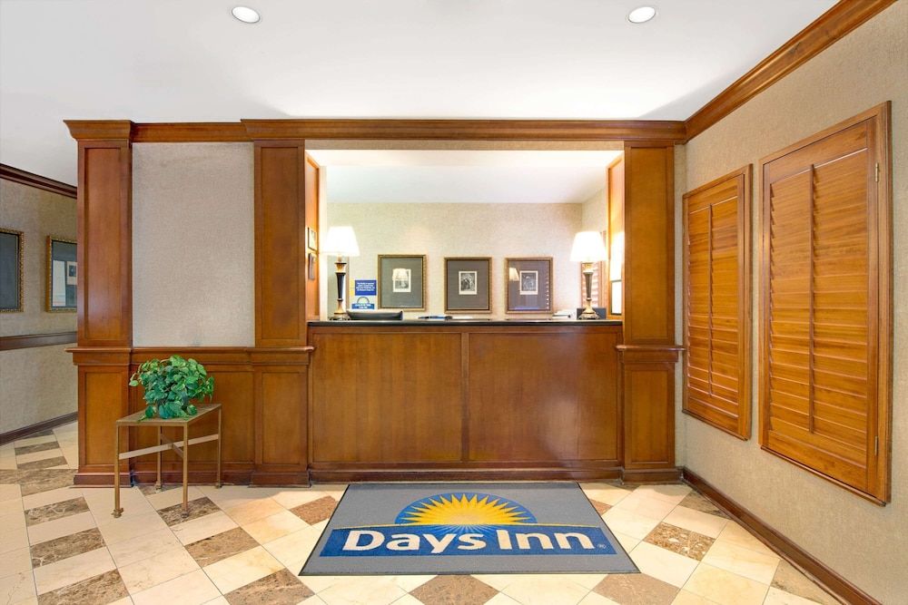 Days Inn and Suites by Wyndham St. Louis/Westport Plaza 2