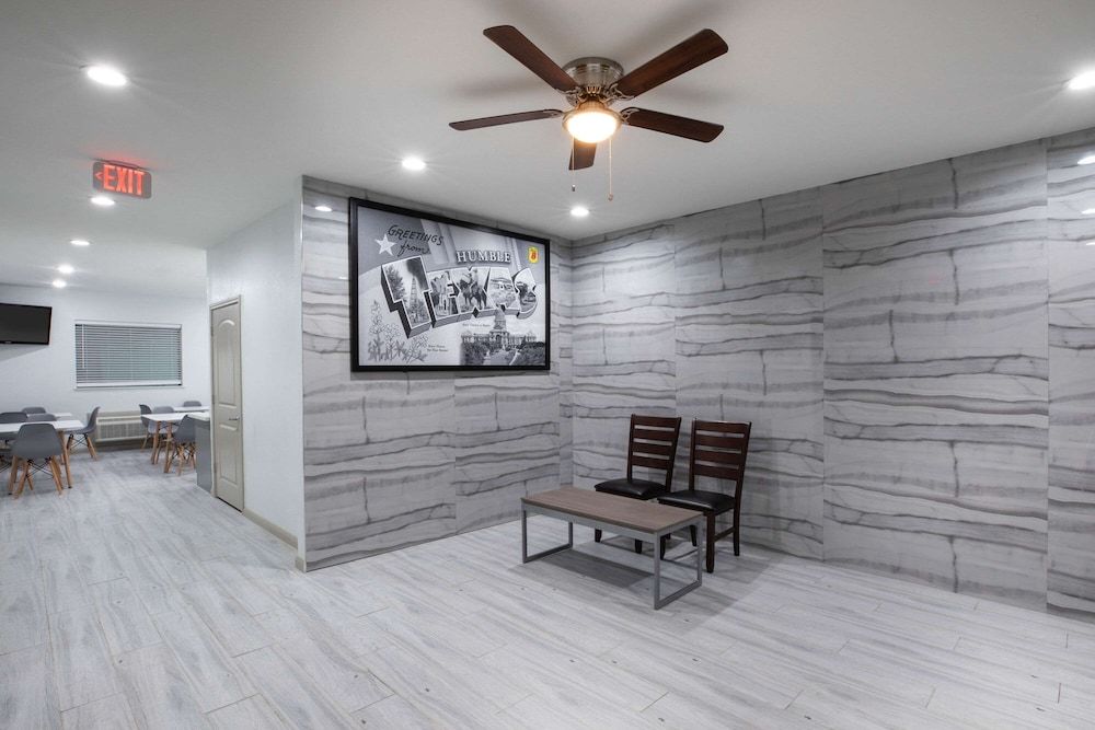 Super 8 by Wyndham Humble/Fallcreek/Houston 2