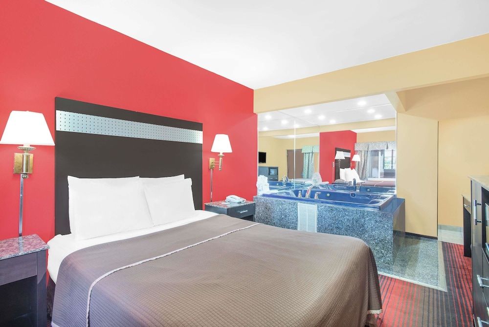 Howard Johnson by Wyndham North Bergen 3