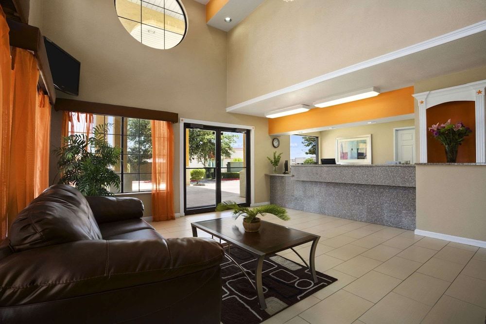 Super 8 by Wyndham Grand Prairie Southwest 2