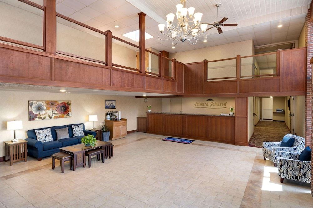 Howard Johnson Hotel by Wyndham South Portland 2