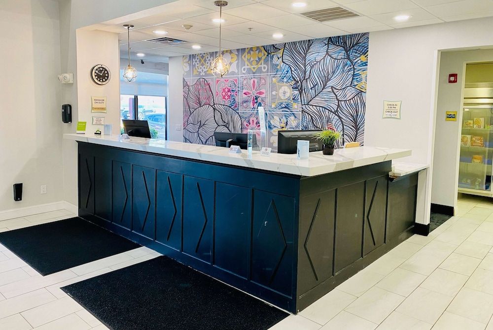 La Quinta Inn & Suites by Wyndham Mt. Laurel - Philadelphia 2