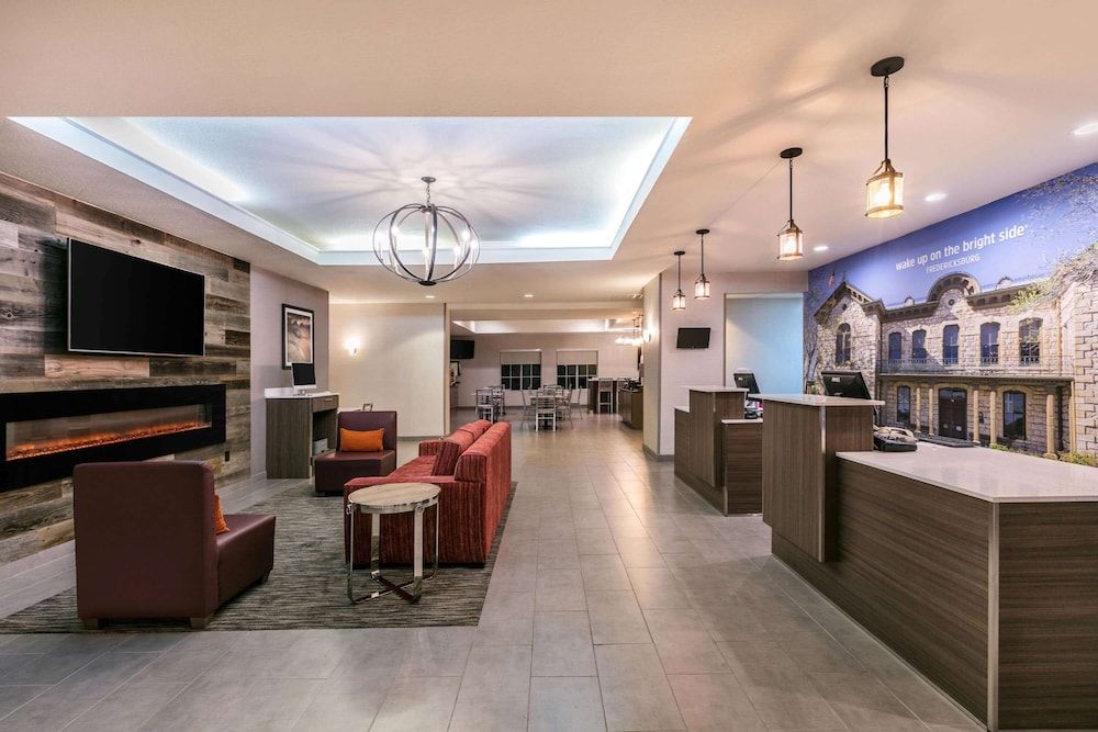 La Quinta Inn & Suites by Wyndham Fredericksburg 2