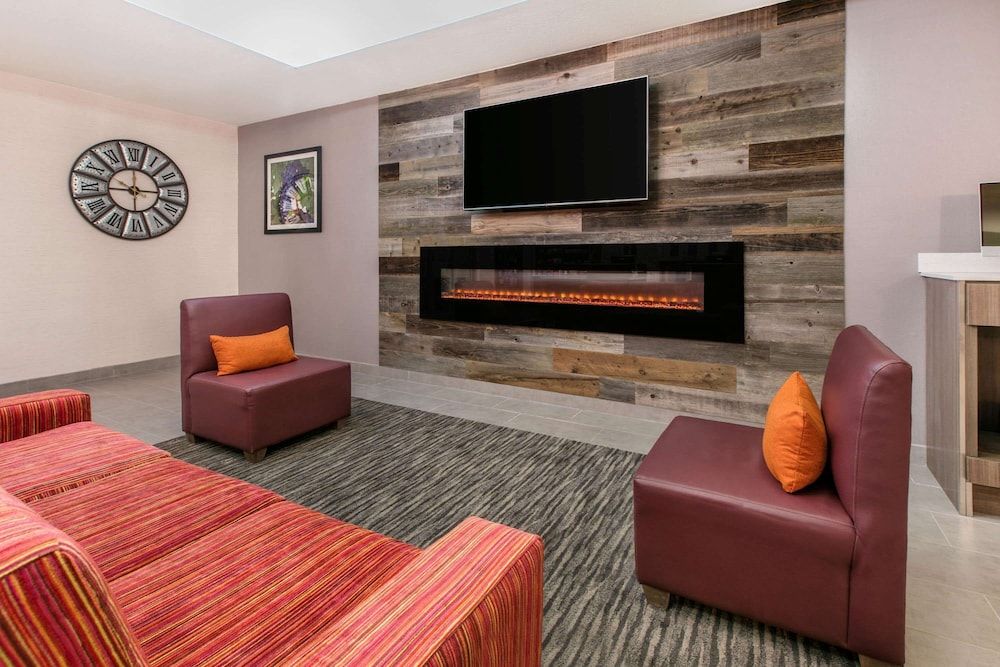 La Quinta Inn & Suites by Wyndham Fredericksburg 3