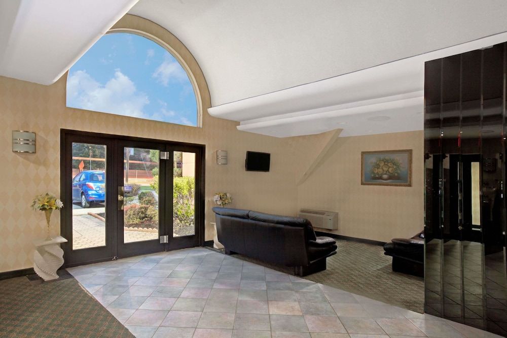 Ramada by Wyndham Parsippany 2