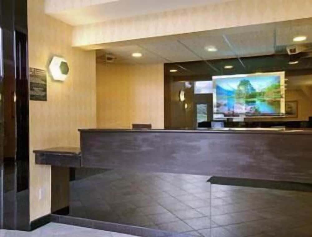 Ramada by Wyndham Parsippany 3