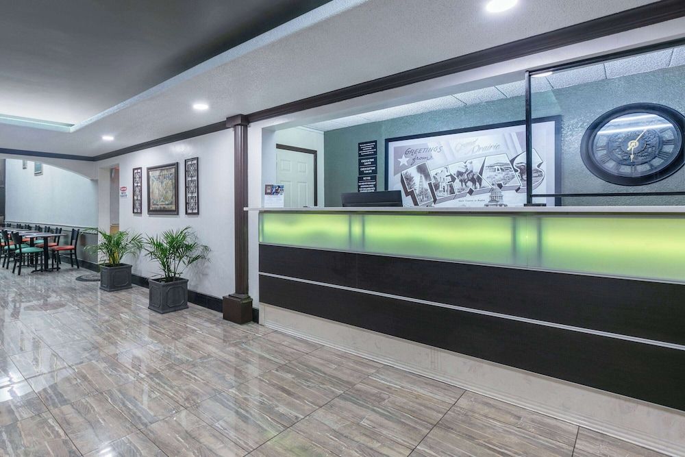 Super 8 by Wyndham Grand Prairie North 3