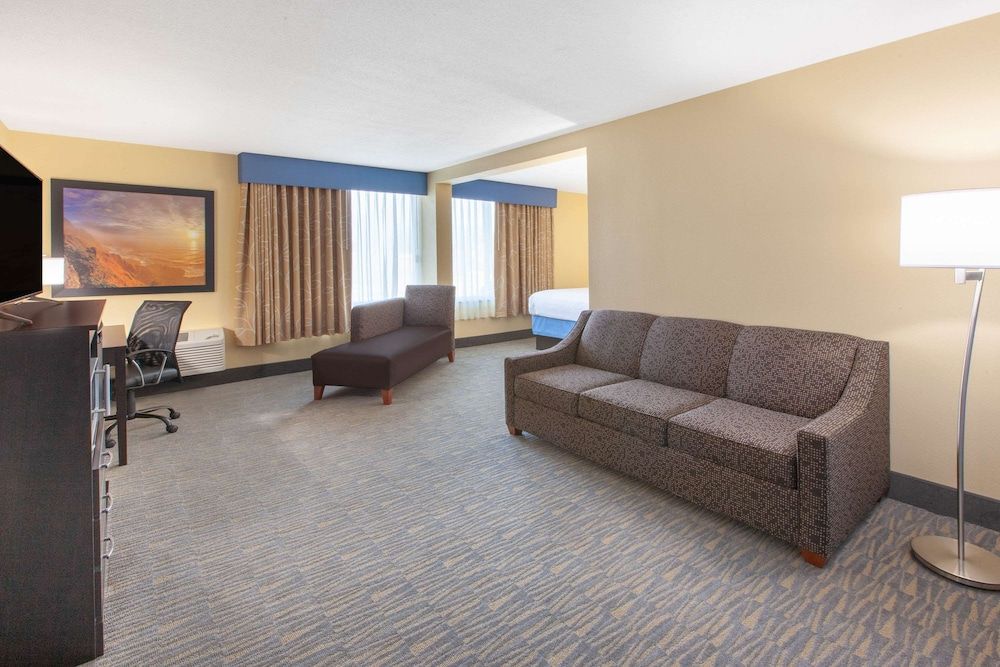 Days Inn & Suites Grand Rapids Near Downtown 3