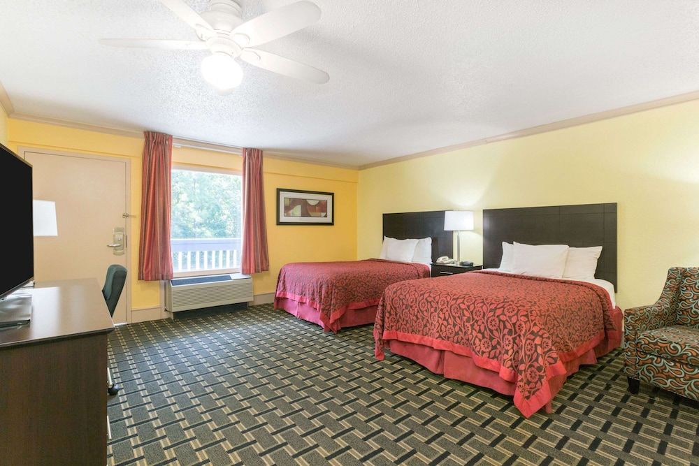 Days Inn by Wyndham Savannah Airport 3