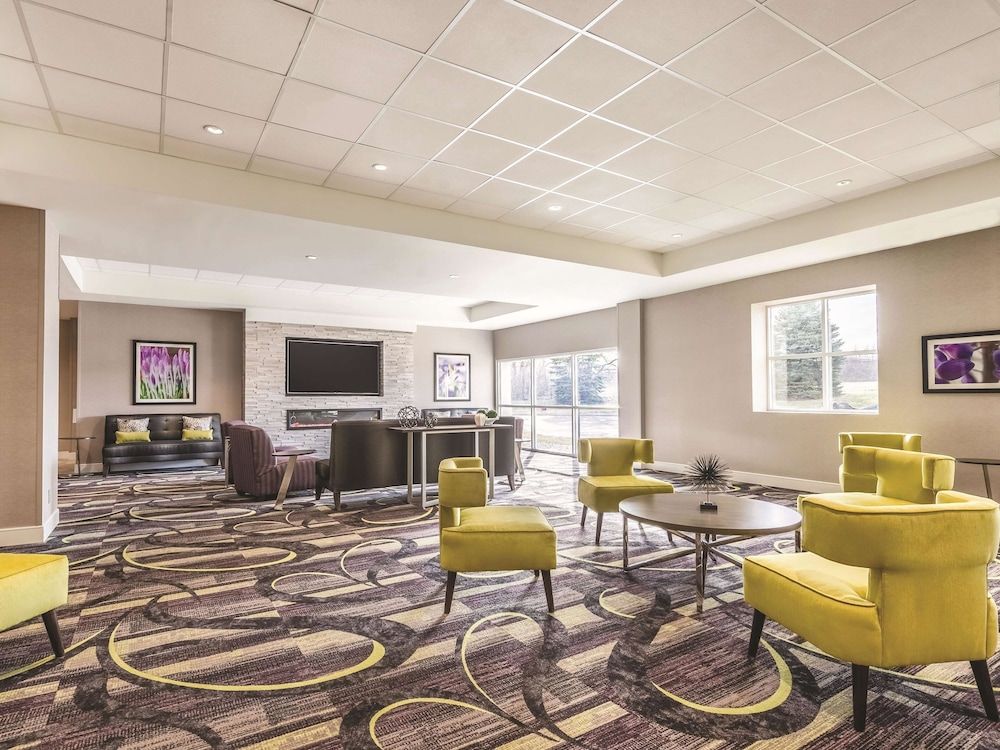 La Quinta Inn & Suites by Wyndham Cincinnati Sharonville 3