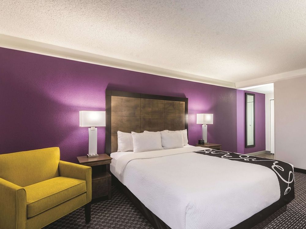 La Quinta Inn & Suites by Wyndham Cincinnati Sharonville 1