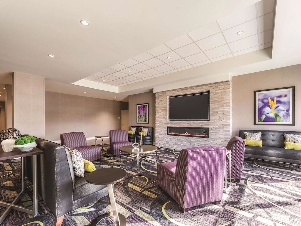La Quinta Inn & Suites by Wyndham Cincinnati Sharonville 2