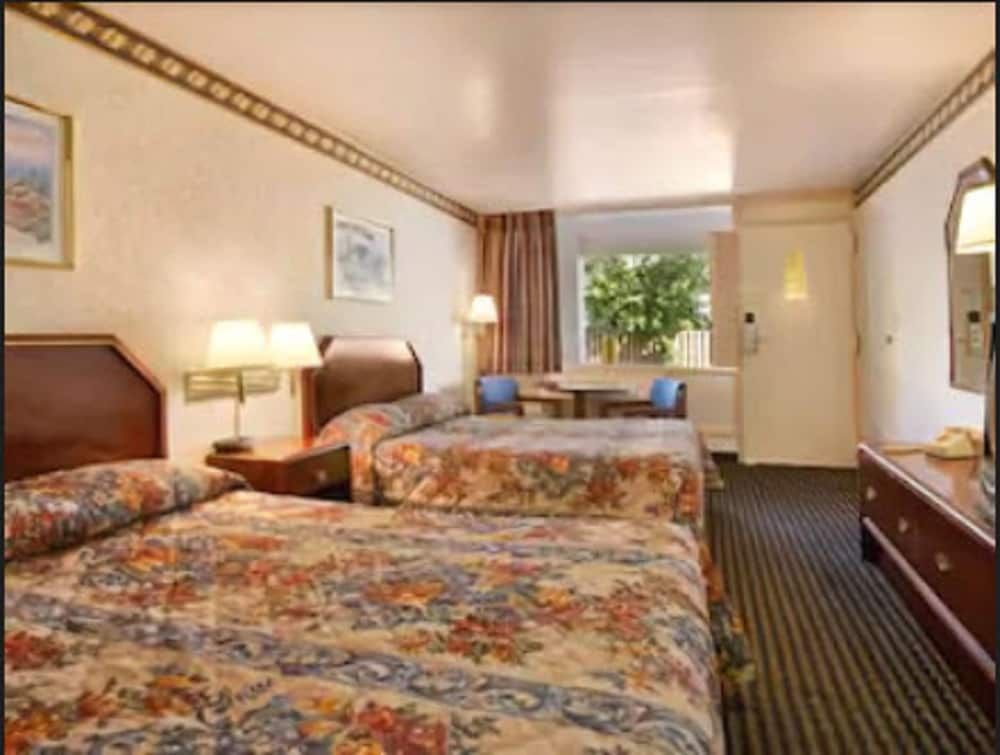 Ramada by Wyndham Baltimore West 3