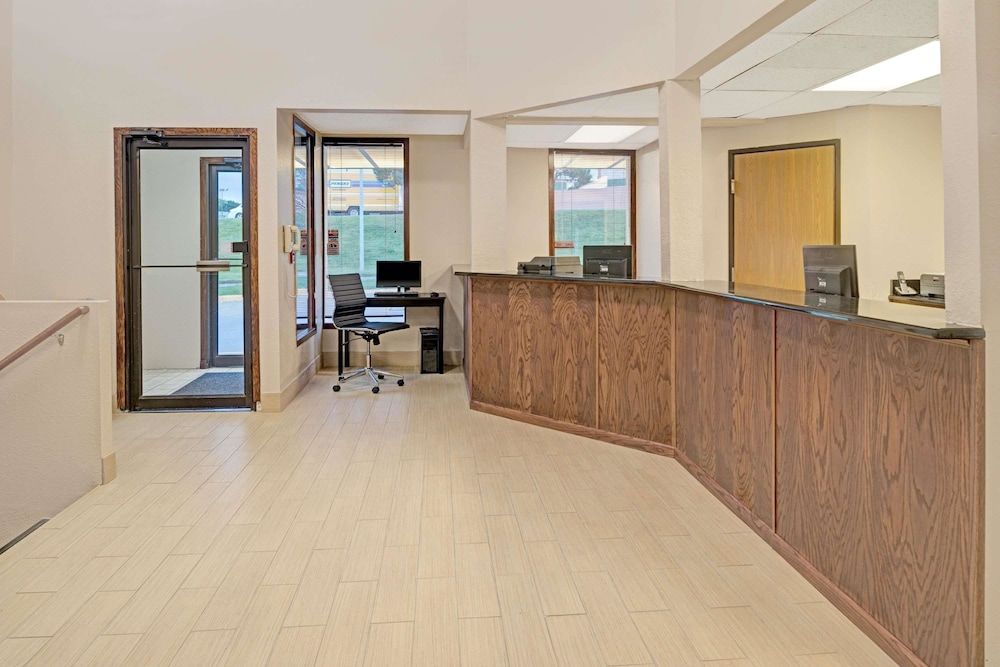 Super 8 by Wyndham Omaha I-80 West 3