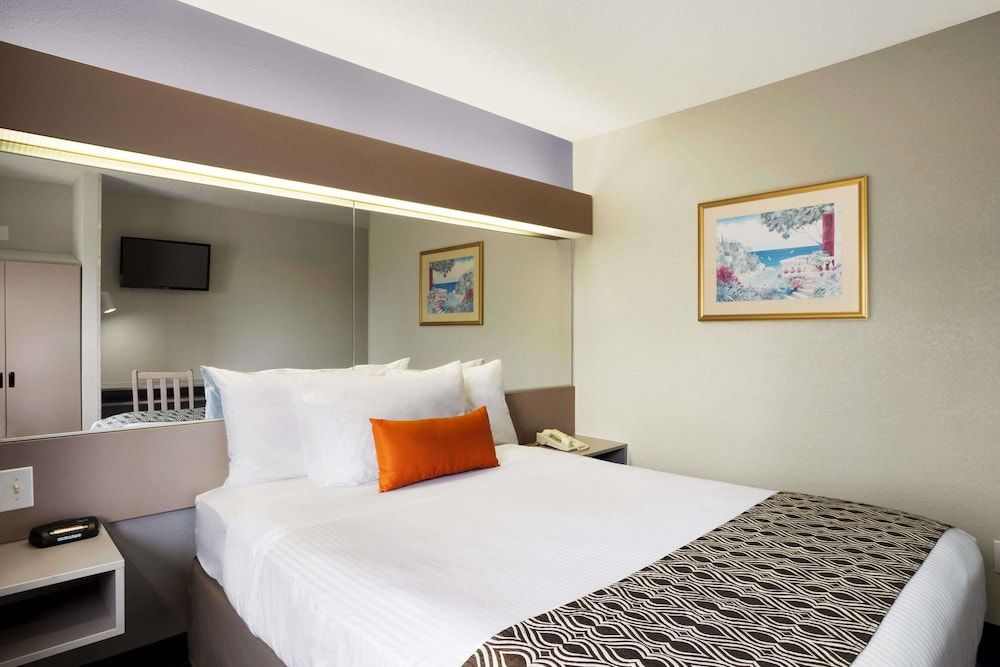 Microtel Inn by Wyndham Louisville East 3