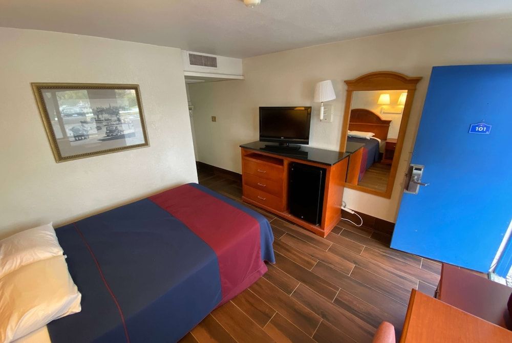 Travelodge by Wyndham Grand Rapids North 2