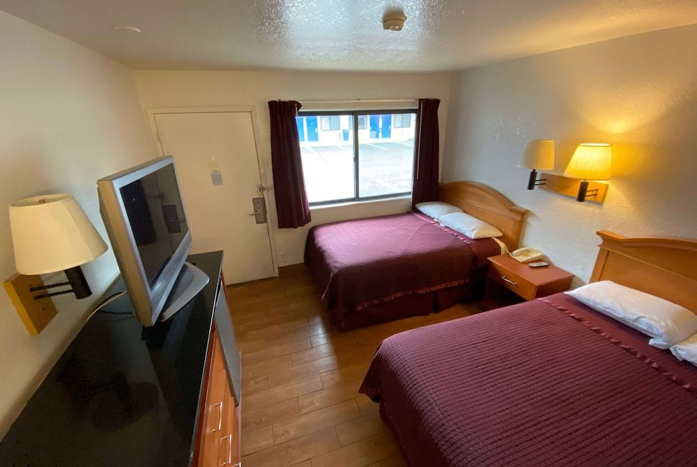 Travelodge by Wyndham Grand Rapids North 3