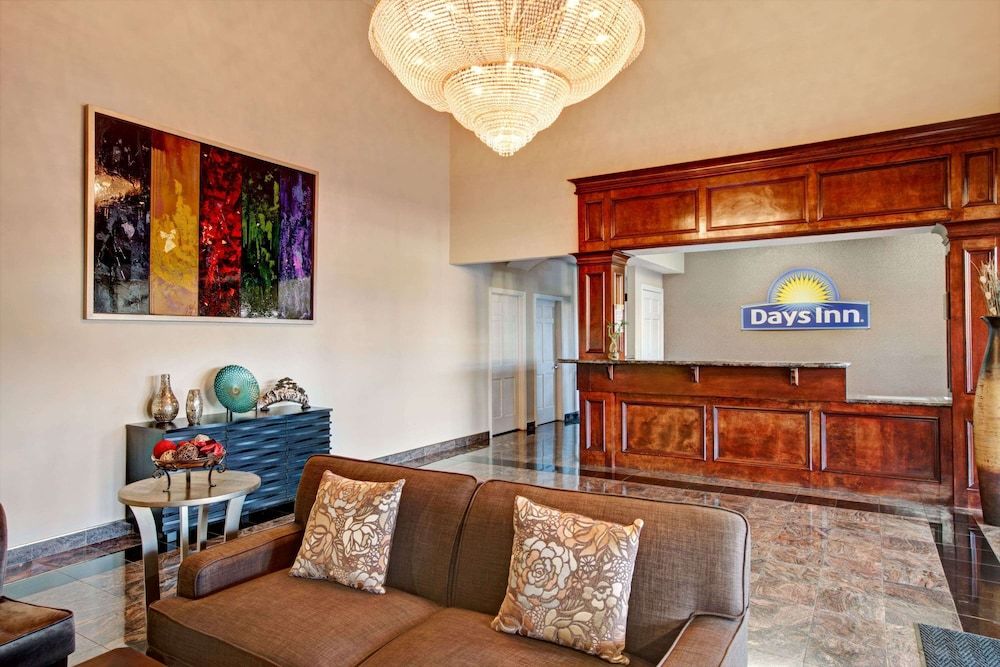 Days Inn & Suites by Wyndham Houston North/Spring 2