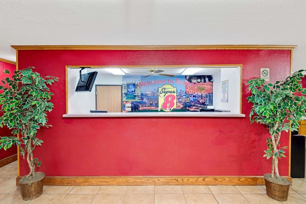 Super 8 by Wyndham Riverside/Kansas City 2