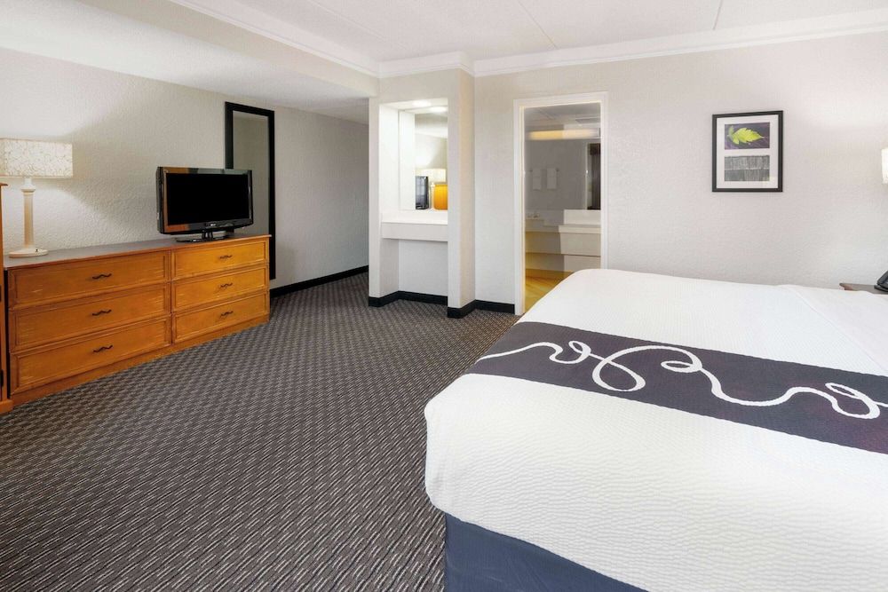 Super 8 by Wyndham The Woodlands North 3