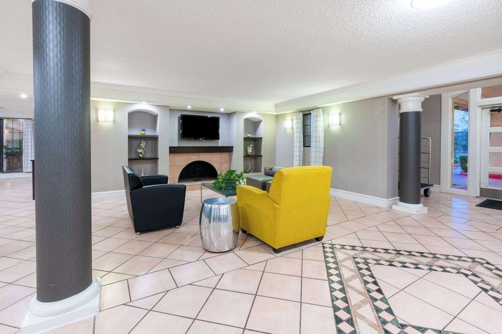 Super 8 by Wyndham The Woodlands North 2