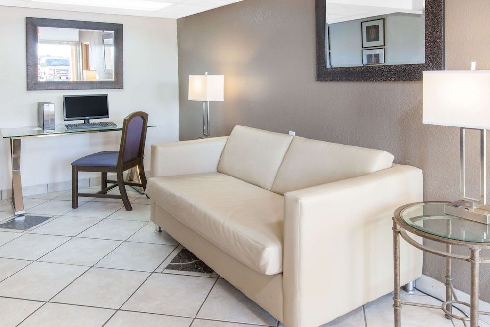 Super 8 by Wyndham Millbury/Toledo 2