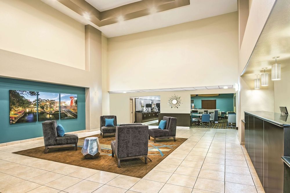 La Quinta Inn & Suites by Wyndham San Antonio N Stone Oak 2
