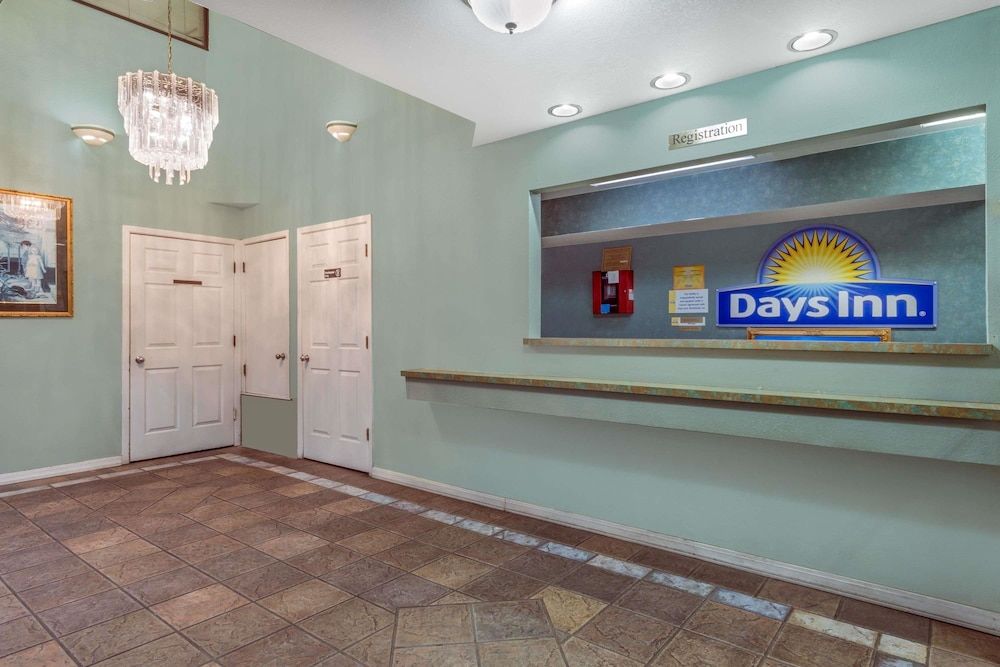 Days Inn by Wyndham San Antonio 2