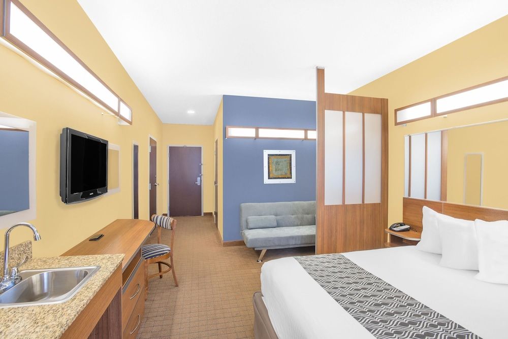Microtel Inn & Suites by Wyndham Chili/Rochester Airport 3