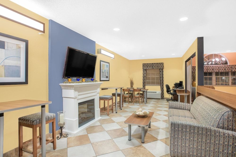 Microtel Inn & Suites by Wyndham Chili/Rochester Airport 2