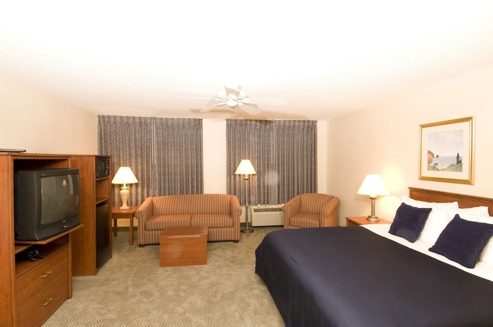 Baymont by Wyndham Hot Springs On the Lake 3