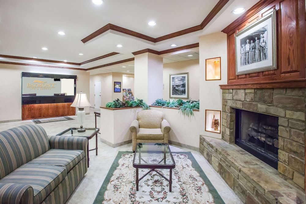 Baymont by Wyndham Hot Springs On the Lake 2