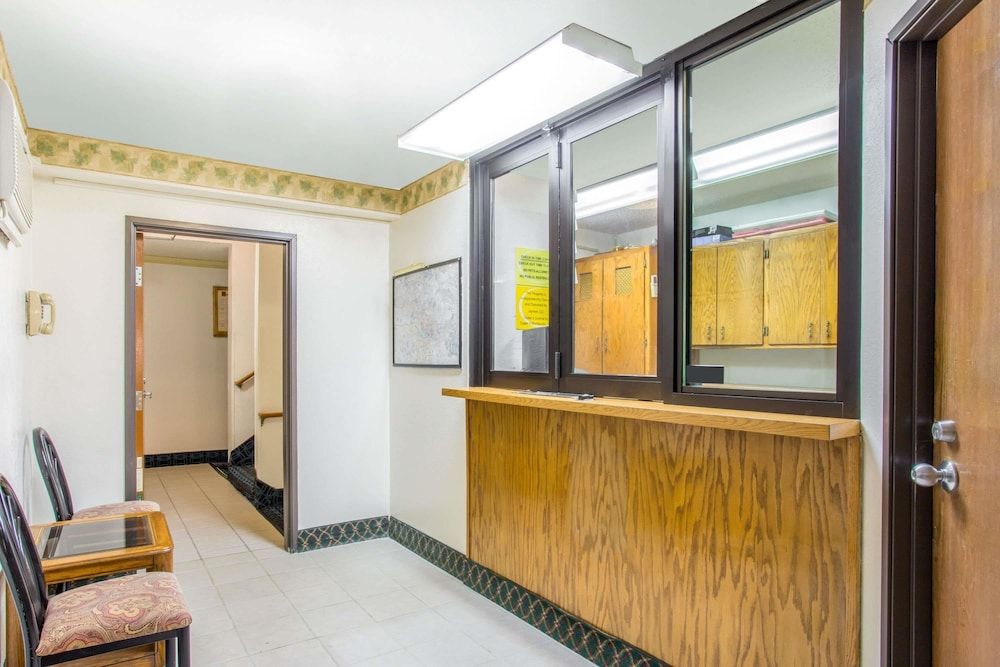 Super 8 by Wyndham Richmond/Broad Street 2