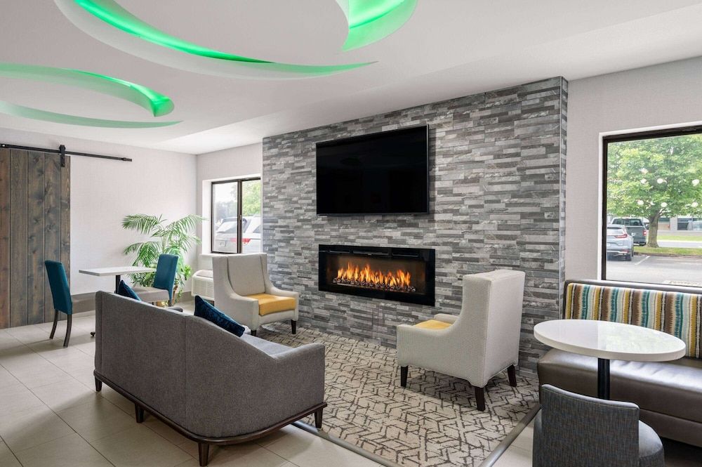 La Quinta Inn by Wyndham Indianapolis Airport Executive Dr 2