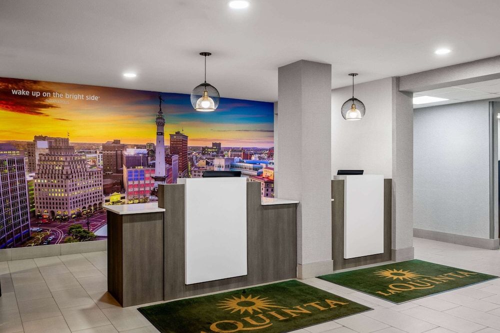 La Quinta Inn by Wyndham Indianapolis Airport Executive Dr 3