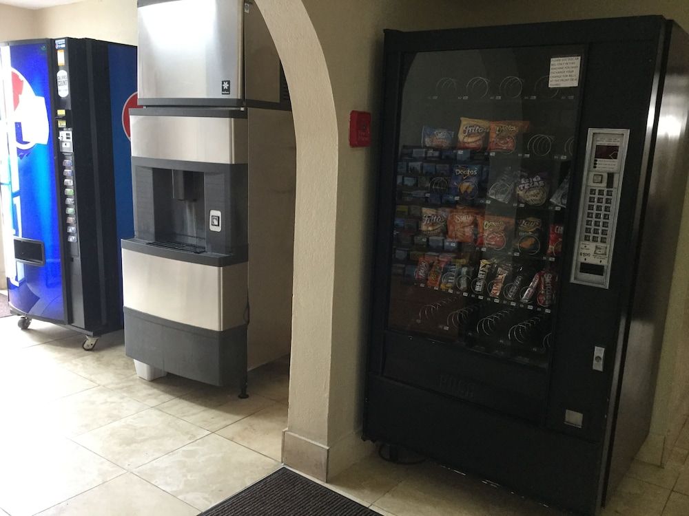 Super 8 by Wyndham Indianapolis/Emerson Ave 2