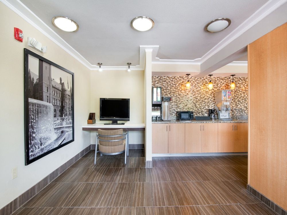 Days Inn & Suites by Wyndham Indianapolis Airport East 2