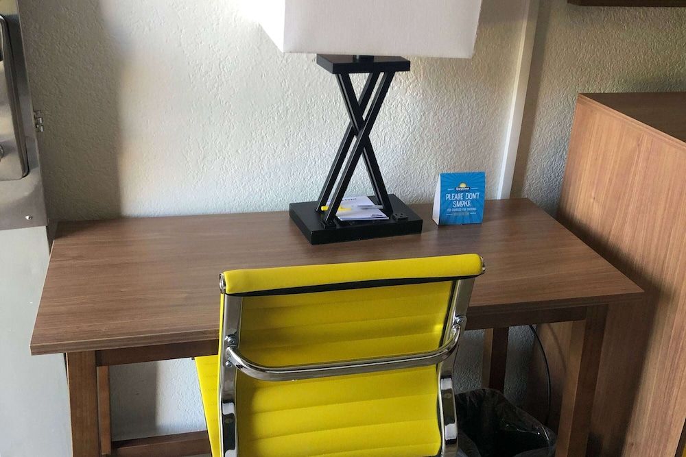 Days Inn & Suites by Wyndham Indianapolis Airport East 3