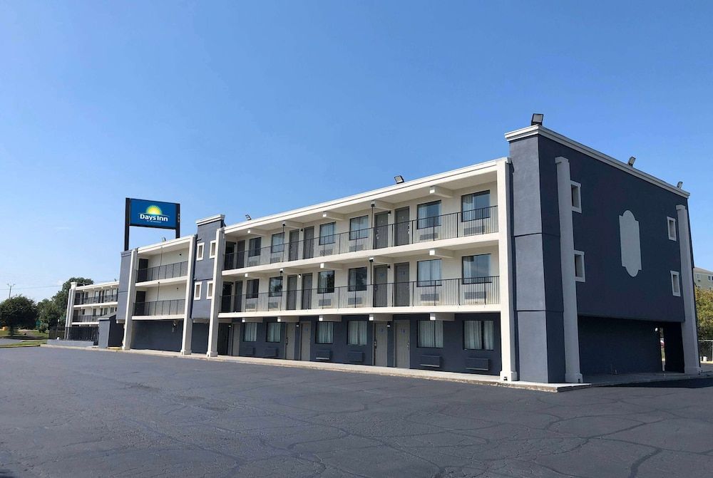 Days Inn & Suites by Wyndham Indianapolis Airport East