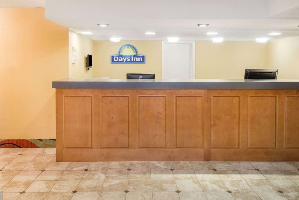 Days Inn by Wyndham Roanoke Near I-81 3