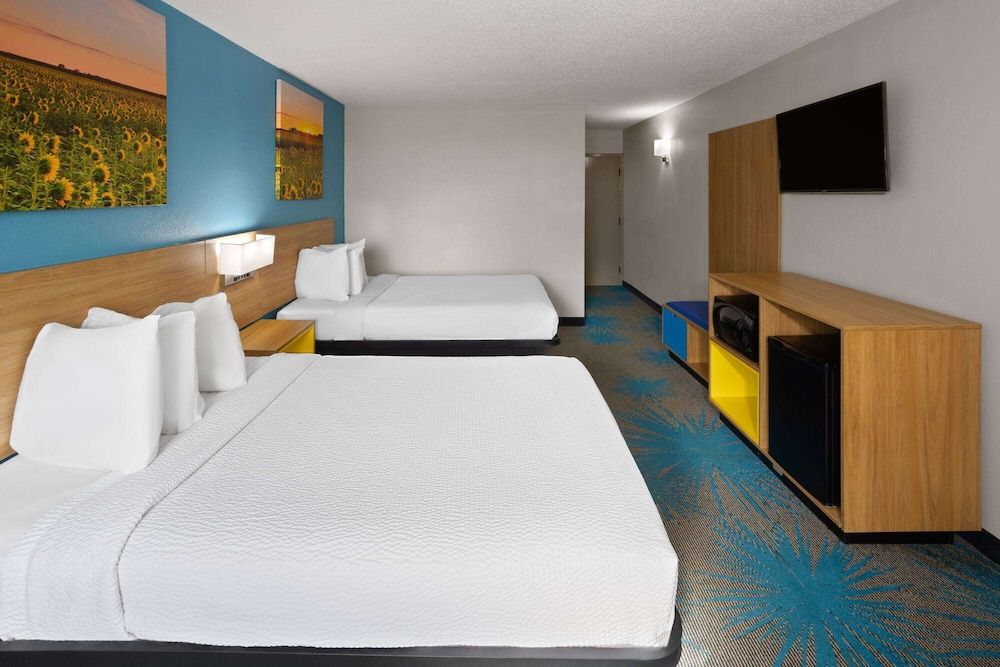 Days Inn & Suites by Wyndham Northwest Indianapolis 3