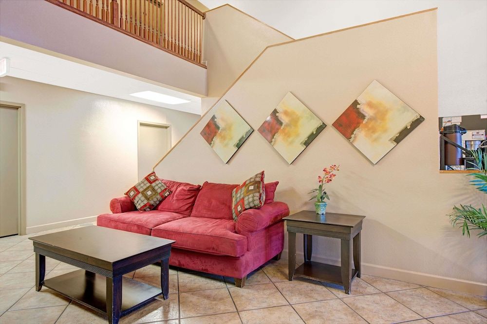 Super 8 by Wyndham St. Louis Airport 2